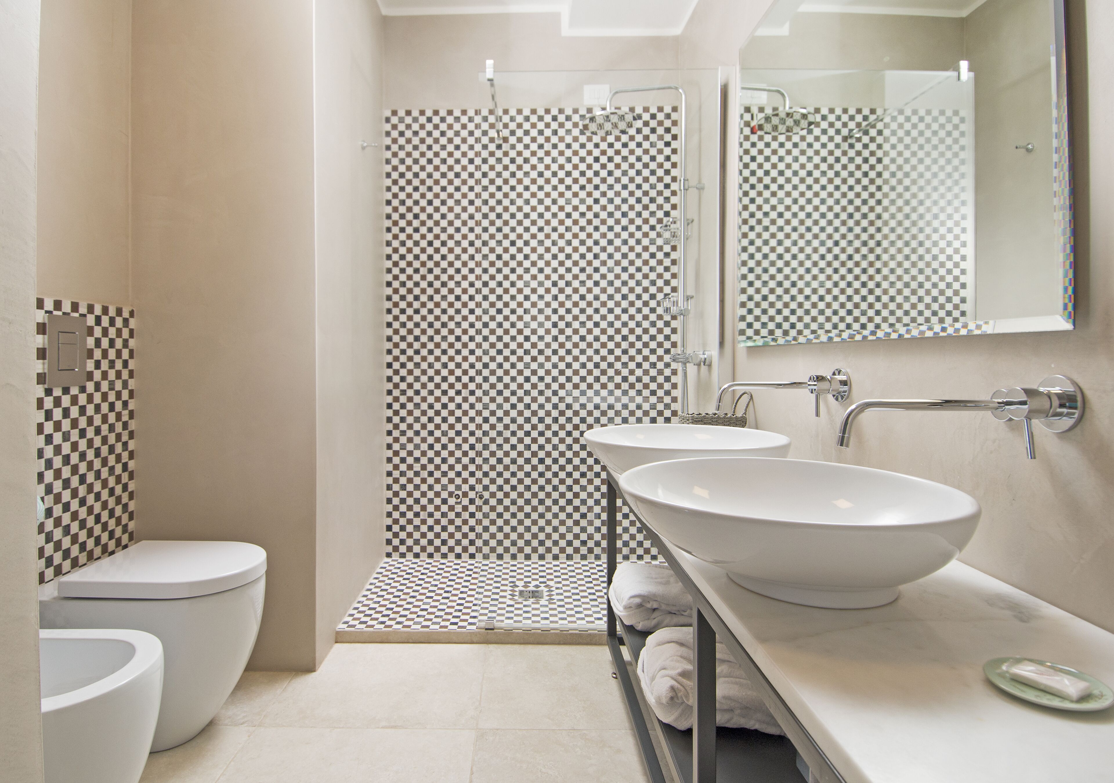 Separate bathtub and shower, deep-soaking bathtub, rainfall showerhead