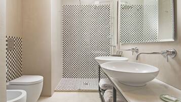 Separate bathtub and shower, deep-soaking bathtub, rainfall showerhead