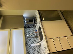 Réfrigérateur, micro-ondes, plaque de cuisson, lave-vaisselle