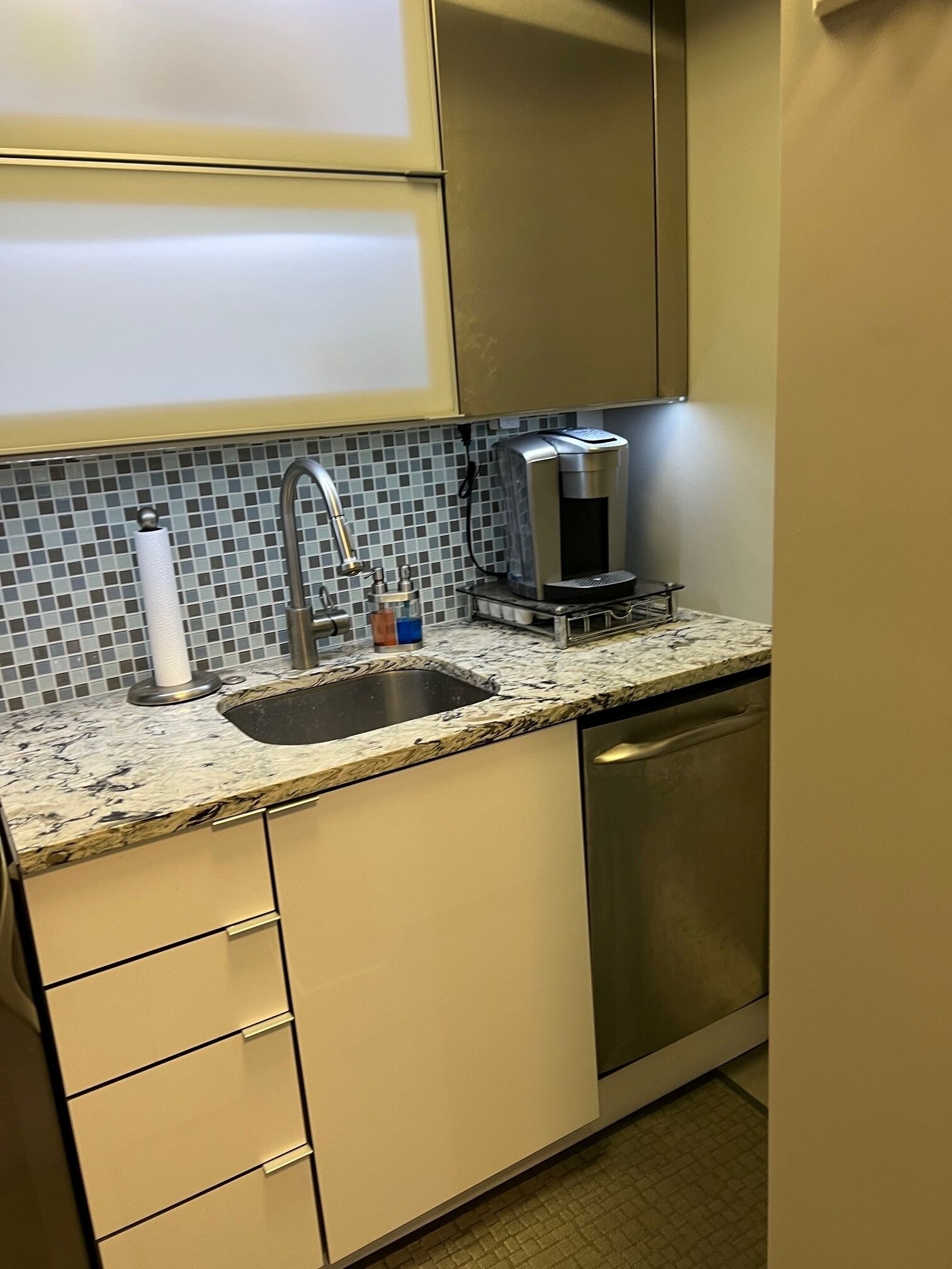 Coffee/tea maker, fridge, microwave, stovetop