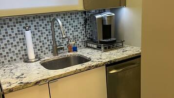 Coffee/tea maker, fridge, microwave, stovetop