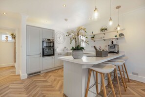 Casa de campo | Cocina privada | Refrigerador, microondas, horno y parrilla de estufa