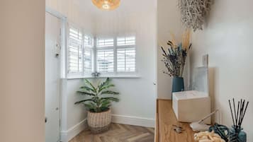 Cottage | Bathroom | Shower, hair dryer, towels