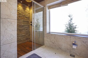 Villa Deluxe | Badrum | Dusch, gratis toalettartiklar, hårtork och handdukar