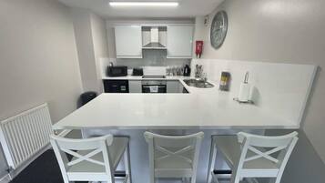 Superior Apartment | Private kitchen | Fridge, microwave, oven, stovetop