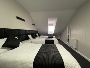 Iron/ironing board, free WiFi, bed sheets - Mays Apartments (Liverpool)