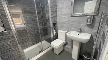 Superior Apartment | Bathroom | Towels