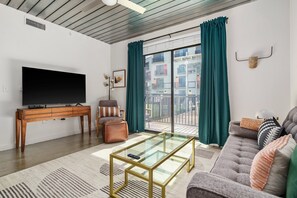 Smart TV, fireplace, ping pong, stereo