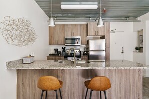 Fridge, microwave, oven, stovetop - Lodgeur | Fancy 1BR loft w/ office | Midtown (Houston)