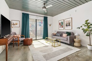 Smart TV, fireplace, ping pong, stereo - Lodgeur | Fancy 1BR loft w/ office | Midtown (Houston)