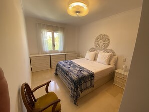 2 bedrooms, iron/ironing board, WiFi, bed sheets