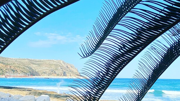 A beach view with a rocky shoreline and a clear blue sky. - Penthouse Javea 100 meters  from the beach (Xàbia)