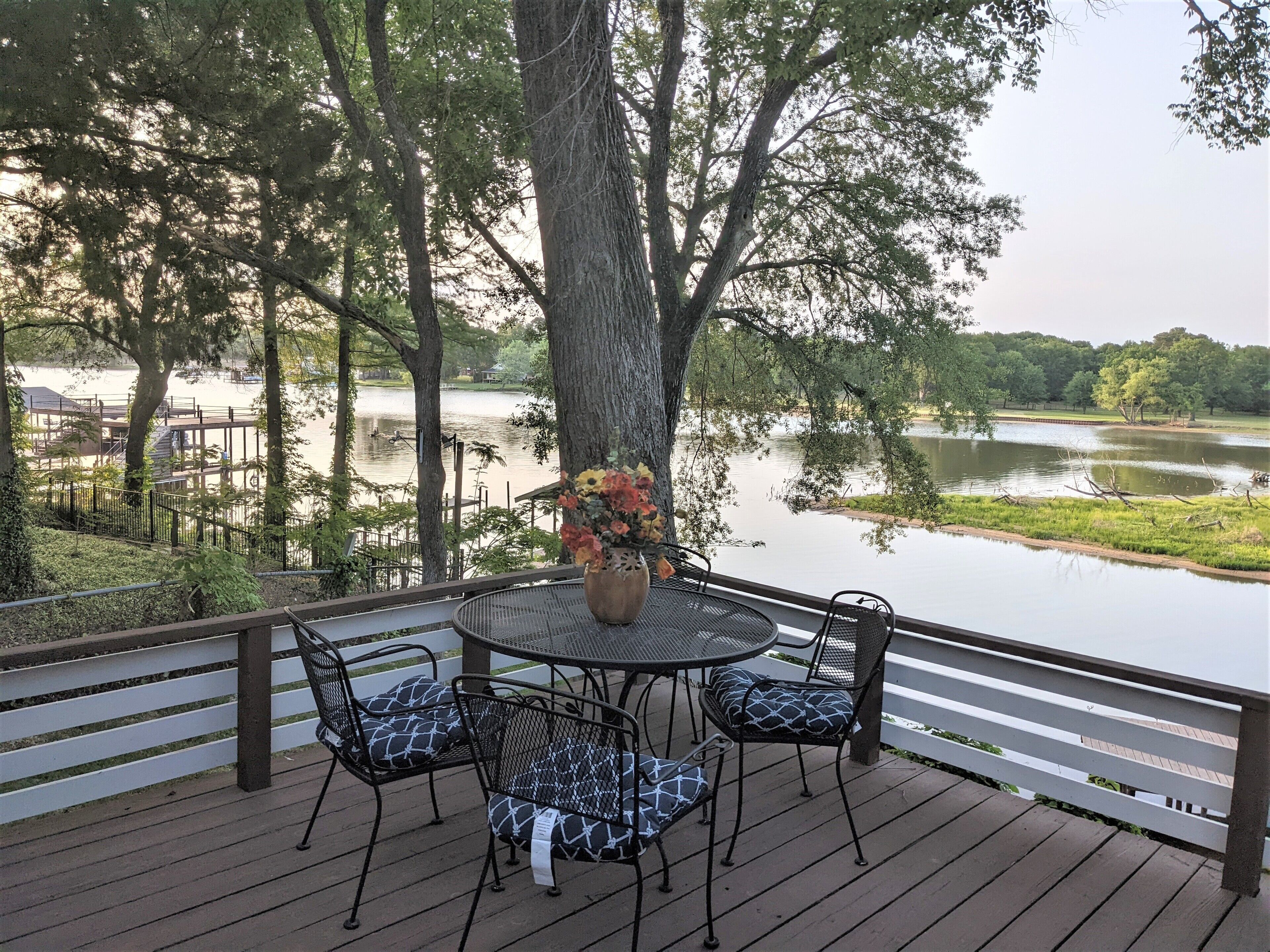 Lake cabin, with great views, prime fishing location and nature watching
