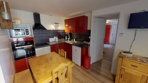 Køleskab, mikrobølgeovn, ovn, kogeplade