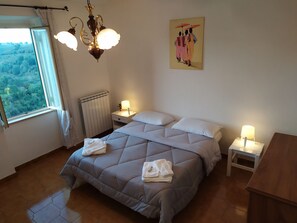 3 makuuhuonetta, työpöytä, vauvan matkasänky, Wi-Fi