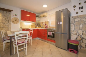 Réfrigérateur, four, plaque de cuisson, bouilloire électrique