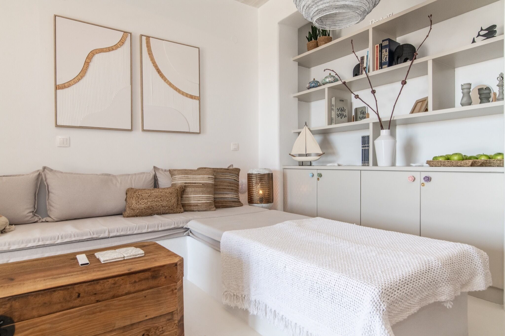 Luxe villa | Woonruimte | Een 32-inch smart-tv met digitale zenders, een televisie en Netflix