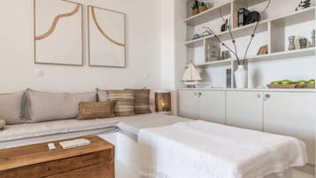 Luxe villa | Woonruimte | Een 32-inch smart-tv met digitale zenders, een televisie en Netflix