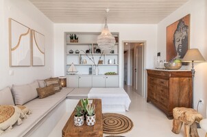 奢华别墅 | 起居区 | 32-英寸智能电视（配备数码频道）、电视、Netflix