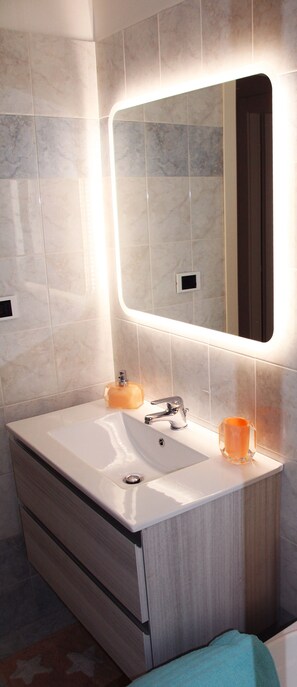 Ensemble douche/baignoire, sèche-cheveux, bidet, serviettes fournies