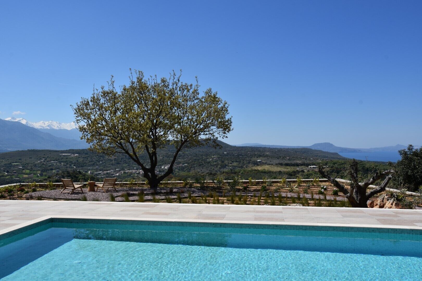 حمّام سباحة خارجي، حمّام سباحة مُدفَّأ