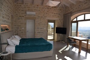 4 bedrooms, in-room safe, desk, iron/ironing board