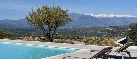 Een buitenzwembad, een verwarmd zwembad