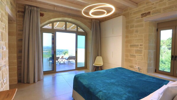4 chambres, coffres-forts dans les chambres, bureau