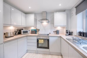 Frigorífico, microondas, horno y placa de cocina