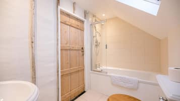 Bathtub, shampoo