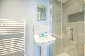 Bathtub, shampoo - Baxter House, Wangford (Beccles)