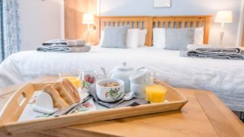 4 kamar tidur, ruang kerja ramah laptop, dan setrika/meja setrika