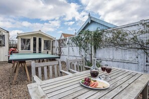 Outdoor dining - Sandy Lane Cottage in Reydon by Air Manage Suffolk (Reydon)