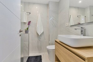 Shower, hair dryer, towels, soap - Butibamba Pool view (La Cala de Mijas)