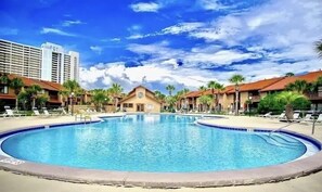 Piscina all'aperto, una piscina riscaldata