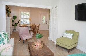 TV connectée, cheminée, livres