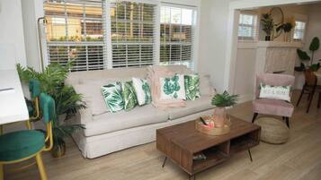 Smart-TV, Kamin, Bücher