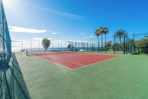 Sport court - Beachfront Apartment in Lubina del Sol | Pool, Padel, Parking &  Beach Access (Mijas)