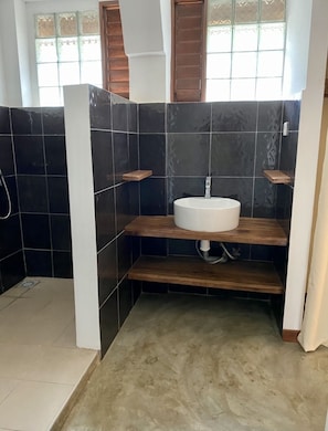 Een douche, handdoeken, toiletpapier