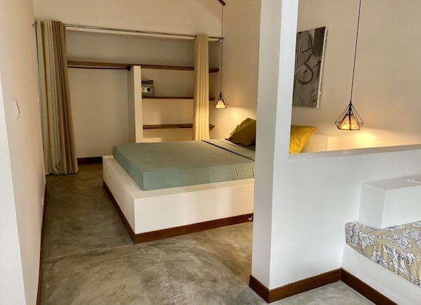 1 Schlafzimmer, Schreibtisch, Bettwäsche