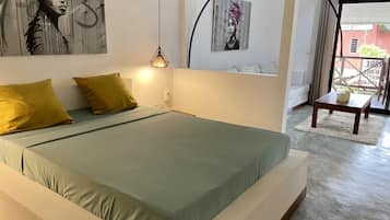 1 quarto, escrivaninha, roupa de cama