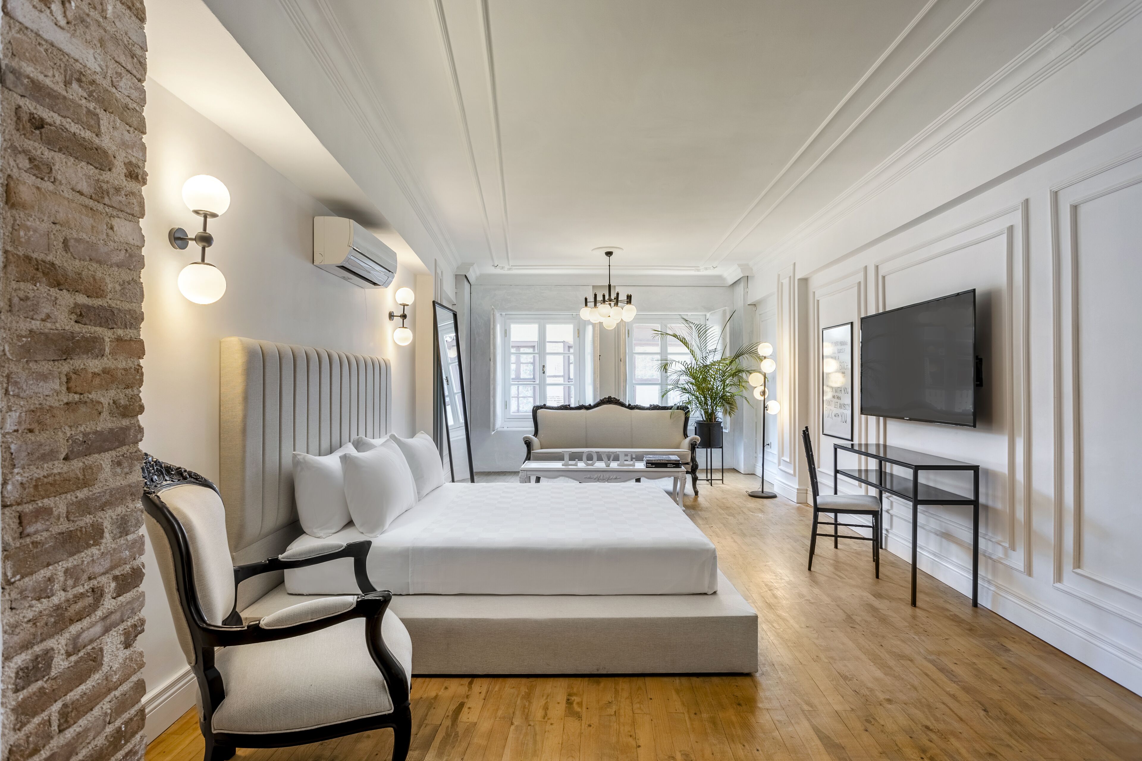 Deluxe Room | Minibar, in-room safe, free WiFi, bed sheets