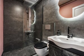 Douche, douche à « effet pluie », articles de toilette gratuits