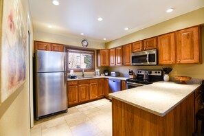 Réfrigérateur, micro-ondes, cafetière/bouilloire, grille-pain