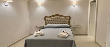 1 habitación, tabla de planchar con plancha y cuna de viaje