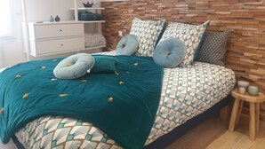 A bedroom with a bed, a white dresser, a wooden headboard, and a small wooden stool. - Cosy detached house - 4 people - 2 bedrooms Terrace (Bourbourg)