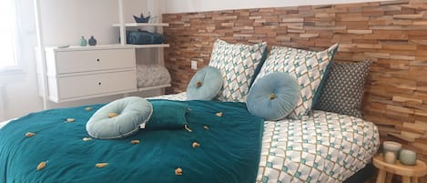 2 bedrooms, iron/ironing board, travel cot, free WiFi