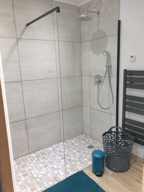 Shower, hair dryer, towels, soap - Cosy detached house - 4 people - 2 bedrooms Terrace (Bourbourg)
