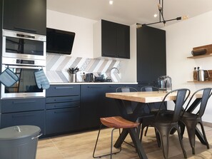 Kühlschrank, Mikrowelle, Ofen, Herdplatte