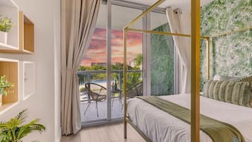 Escritorio, tabla de planchar con plancha, cuna de viaje y wifi